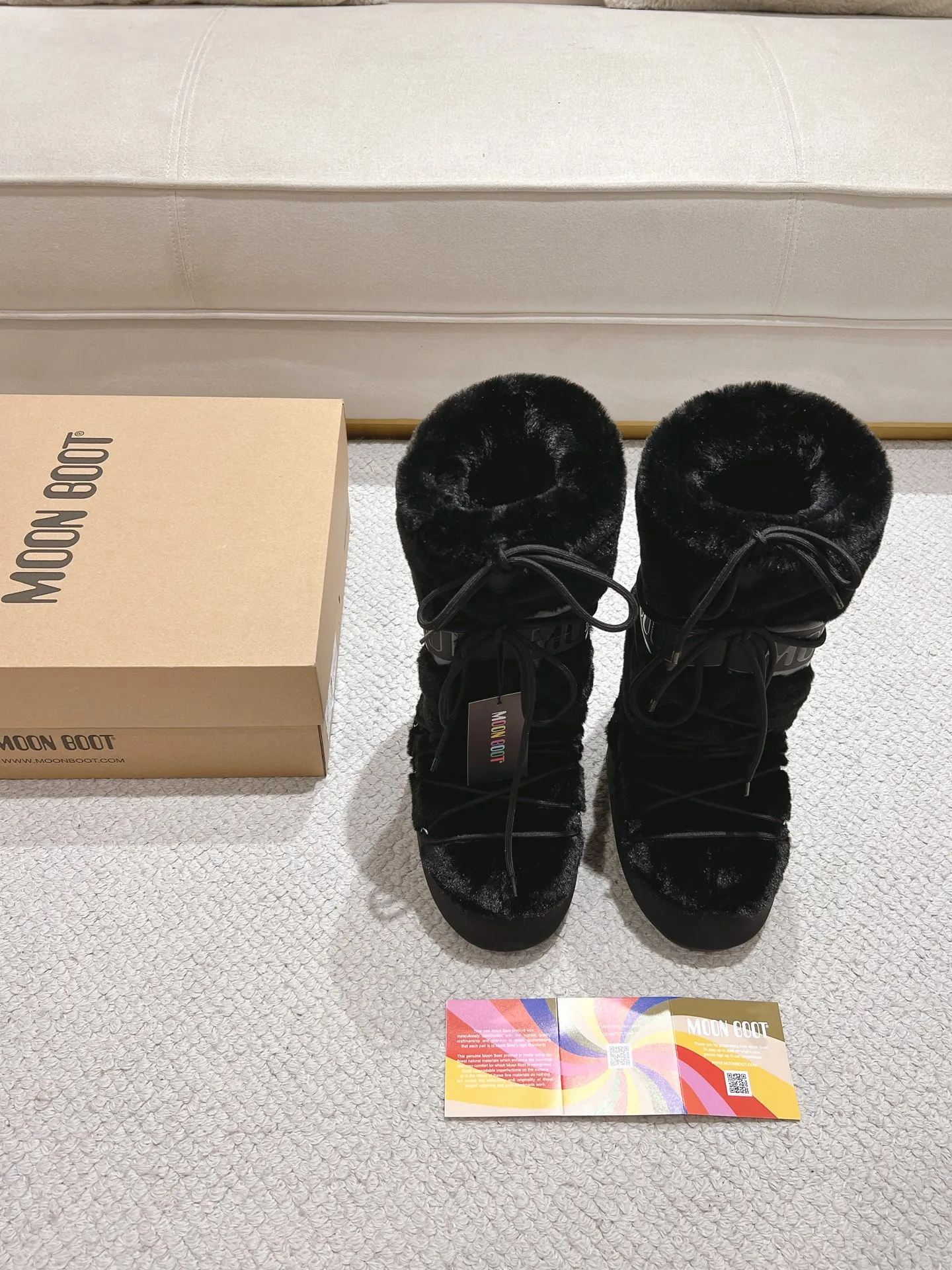 p680 [Exclusive top quality | New upgraded version] ✨A must-buy in winter 2025! Moon Boot moon snow boots - the ultimate warm weapon for fashionistas ❄️ Forget UGG! This winter🔥The "ugly Big Mac" that dominates the streets is here~ 👢The same Y2K retro style from Paris Hilton and Beckham is back! 4cm taller inside ✨ Invisible leg lift · Extremely slimming 👌 Fluffy and soft but not bloated, instantly show off your sense of style when put on your feet 🦋 The same style for both men and women | Can be worn by both men and women | Regardless of left or right foot!  ❄️Maximum thermal insulation power｜No pressure for fun in the snow 💫Trendy style code｜Easily achieve the Millennial hot girl style Say goodbye to ordinary snow boots ~ This winter you need to be warm and rusty! 🌟 #MoonBoot snow boots #winter hot style #瞞小similar style #millennium style wear ❶Fabric: original custom/cowhide/woven wool/high mercerized waterproof cloth ❷Inner: original 100% silk cotton liner ❸Feet: original 100% silk cotton liner ❹Outsole: original molded two-color non-slip outsole ❺Sole thickness: 4cm (including inner**) ❻Number of codes: 35-40 (41. Customized) ❼Packaging: Original full set of packaging ☀Color: Official website updated simultaneously